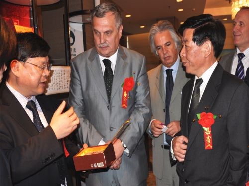 羅馬尼亞湖南黑茶推介會(huì)上，周重旺董事長(zhǎng)在向客商介紹臻藏茯茶_副本